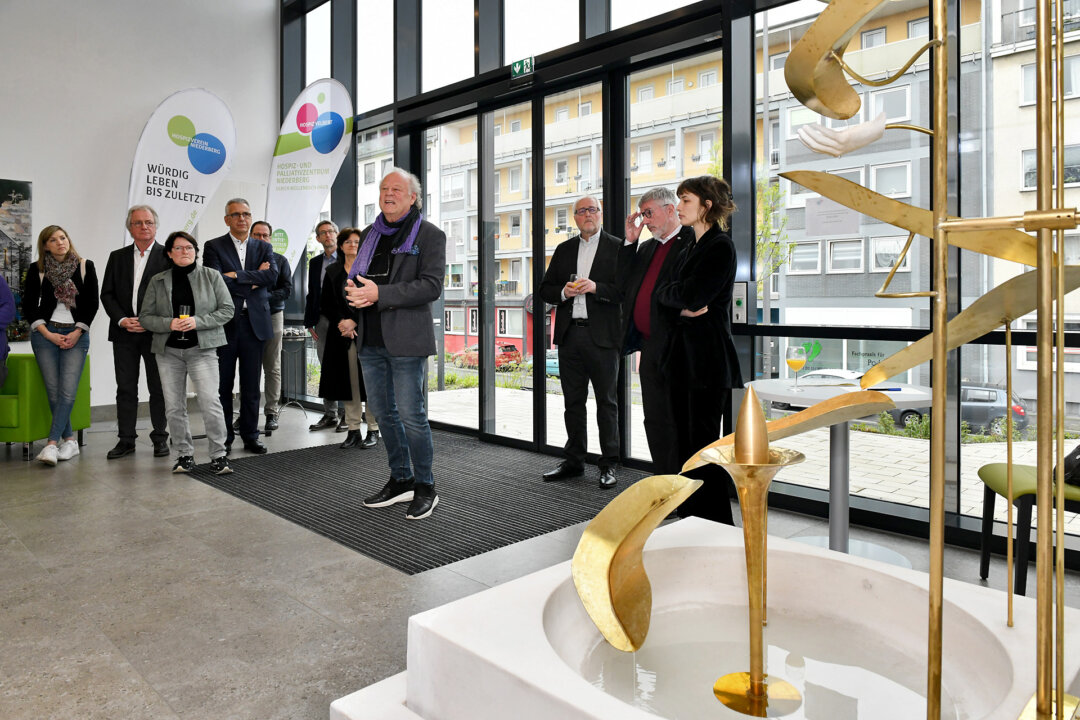 Gäste der Grundsteinlegung vor der neuen Wasser-Skulptur im Foyer des Hospizes. Foto: Mathias Kehren 
