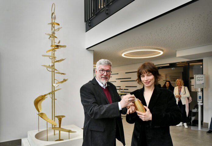 Pfarrer Peter Jansen und Künstlerin Katharina Lara Koch vor dem Kunstwerke, dessen Kern die Messing-Kapsel als Grundstein ist. Foto: Mathias Kehren