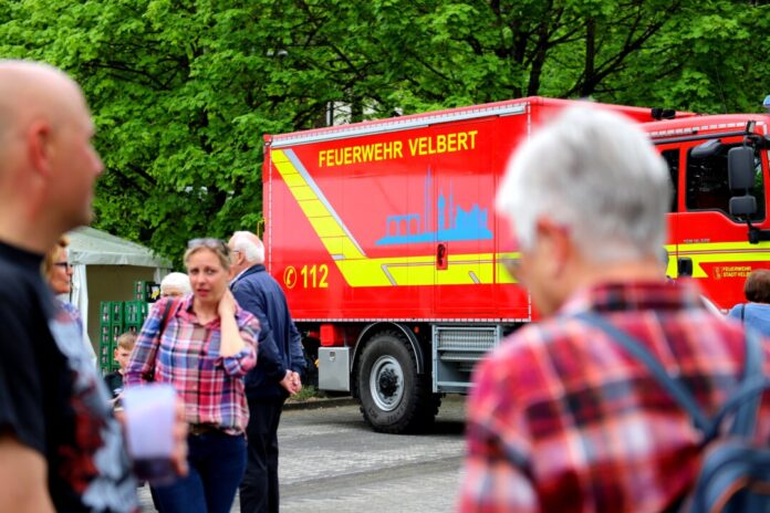 Waren vor allem für die Kinder die Stars des Festes: Die roten Feuerwehrauto der Velberter Brandschützer. Foto: Volkmann