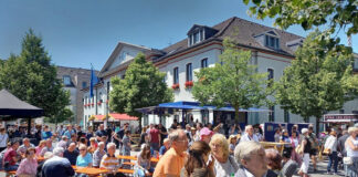In Heiligenhaus wird vier Tage Stadtfest gefeiert - vor dem Rathaus, auf dem Kirplatz und entlang der Hauptstraße. Einen verkaufsoffenen Sonntag gibt es auch. Archivfoto: Hans-Joachim Kling