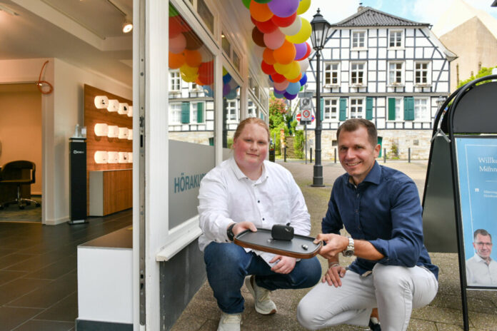 Hörakustiker-Meister Michael Männing (r.) und Auszubildender Mark Gundlack vor dem neuen Ladenlokal in der Nevigeser Fußgängerzone. Foto: Mathias Kehren