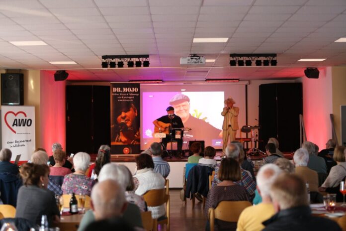 Dr. Mojo und Ulli Gornschiorek auf der Bühne im AWO-Kulturbistro. Foto: Iris Truschinski
