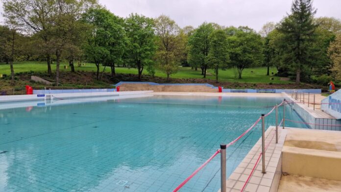 Die Freiluftzeit startet: Das Wellenbecken wird diese Saison zur Verfügung stehen. Foto: Stadtwerke Velbert