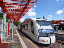Wochenlange Bahnarbeiten ab September beeinträchtigen S28 Ein Zug der Regiobahn auf der Strecke. Foto: Kling
