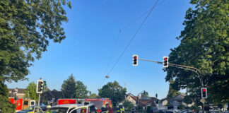 Am Samstagabend stieß in Langenfeld ein Audi frontal mit einem Renault zusammen. Foto: Polizei