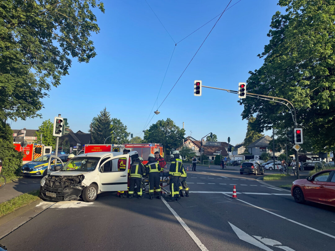 Am Samstagabend stieß in Langenfeld ein Audi frontal mit einem Renault zusammen. Foto: Polizei