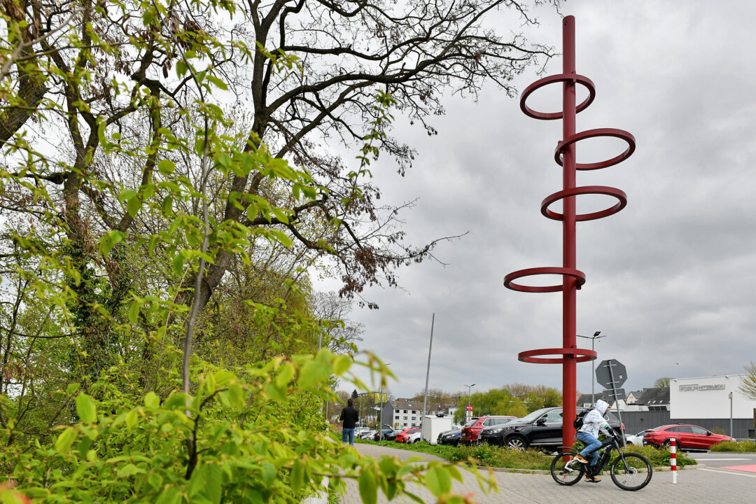 Am Panorama-Radweg in Höhe des Hitzbleck-Forums ist eine riesiege Skulptur errichtet worden. Sie soll, dem ehemaligen Hitzbleck-Schornstein gleich, eine Landmarke sein und auf die Geschichte des Standorts hinweisen. Foto: Mathias Kehren