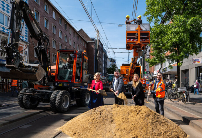 Der symbolische erste Spatenstich an der Haltestelle „Dreieck“: Katharina Metzker (Leiterin Amt für Verkehrsmanagement, Stadt Düsseldorf), Stefan Berchter (Leiter Infrastruktur, Rheinbahn) Mareen.Heinemann (Technische Prüferin, Verkehrsverbund Rhein-Ruhr) und Hamit Özdemir (Projektingenieur Verkehrsanlagen- und Streckenplanung Niederflur, Rheinbahn). Foto: Rheinbahn