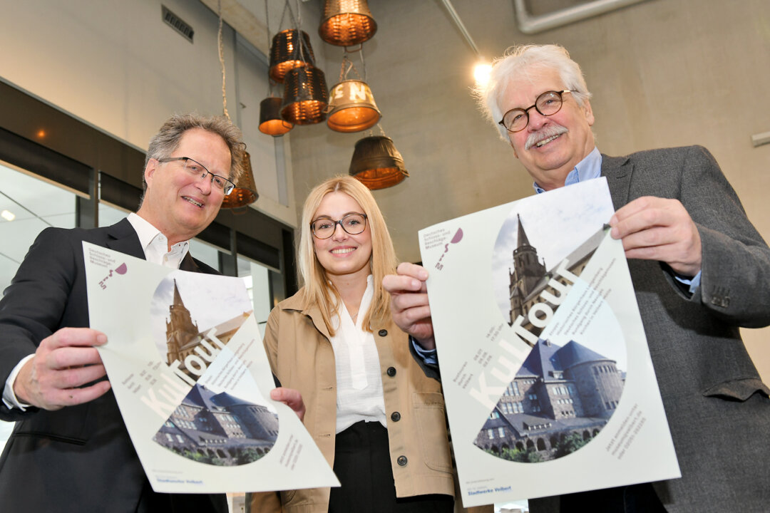 Stadtführer Manfred Bolz (r.) leitet drei Bustouren durch Velbert. Unterstützt werden die "KulTouren" von den Stadtwerken Velbert, hier im Bild vertreten von Bert Gruber und Gesa Weppelmann. Foto: Mathias Kehren