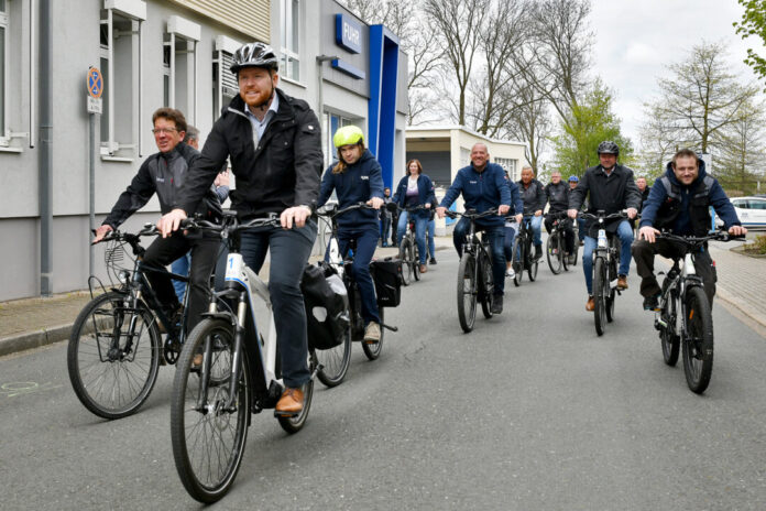 Aufwärmen vor den Toren der Firma Fuhr in Heiligenhaus - ab Sonntag werden in den Städten des Kreises CO2-freie Kilometer gezählt. Foto: Mathias Kehren