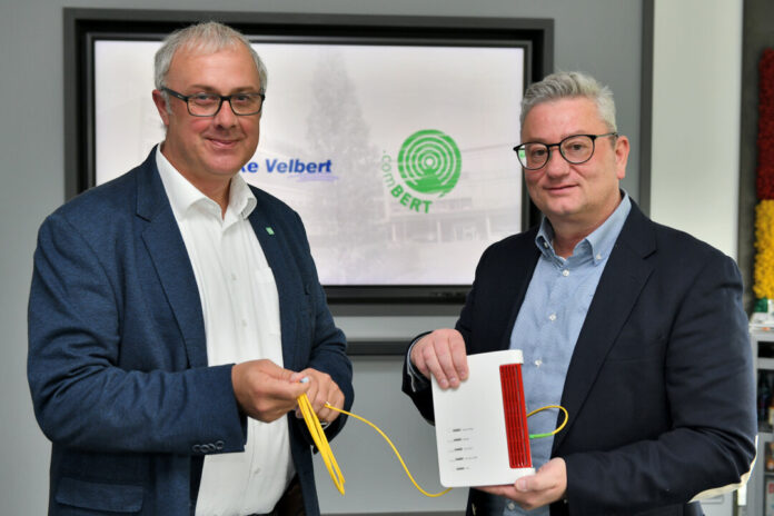 Schnelles Internet für fast alle Wobau-Wohnungen - Martin Kaczor (Stadtwerke) und Michael Küpper (Wobau) haben das Projekt vorgestellt.