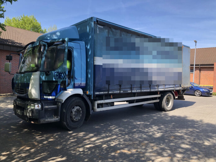 Die Polizei zog diesen Lkw aus dem Verkehr. Foto: Polizei