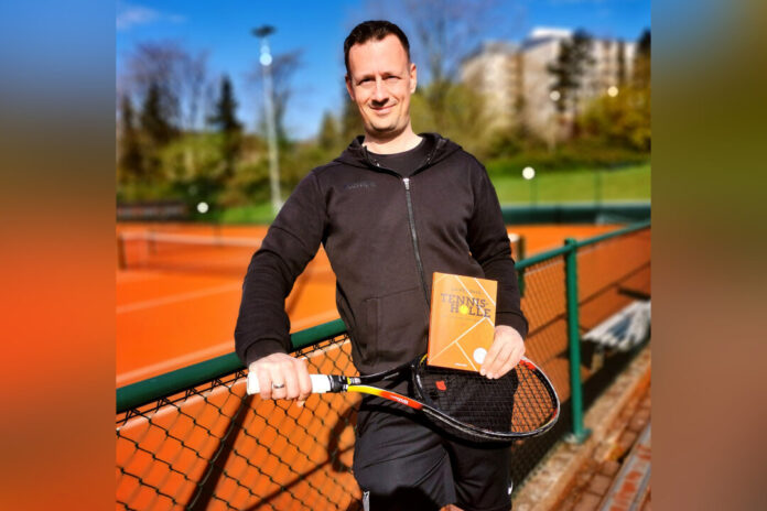 Daniel Duhr hat selbst jahrelang für den Netzballverein Velbert und den Post-SV Velbert Tennis gespielt - in seinem neuen Buch packt er das Thema Amateurtennis voller Witz und Selbstironie an. Foto: privat
