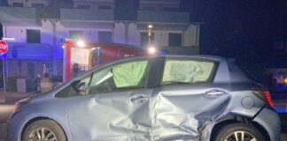 Der Toyota Yaris wurde stark beschädigt. Foto: Polizei