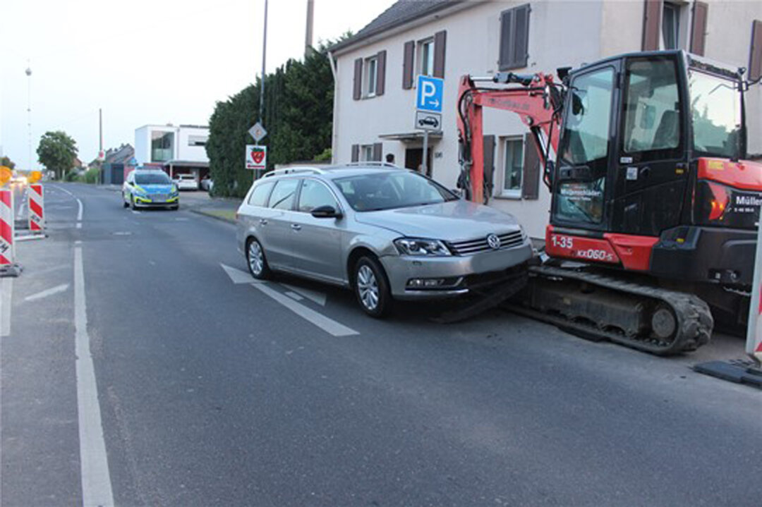 Am frühen Montagmorgen verunfallte ein 33-Jähriger alkoholisiert mit einem VW Passat in einer Baustelle. Foto: Polizei