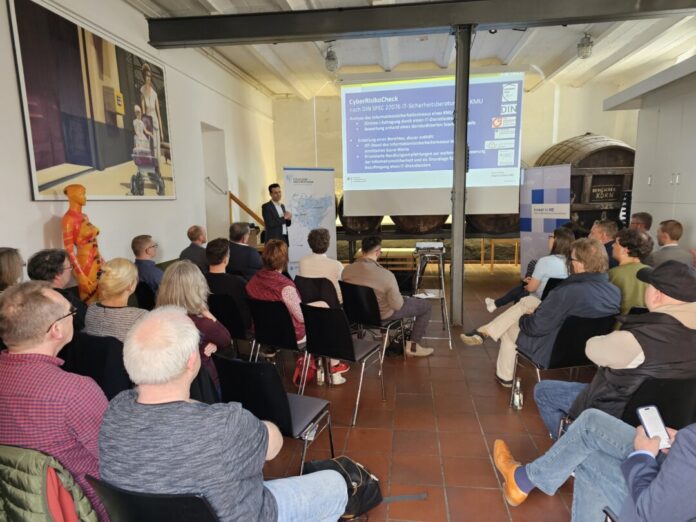 Rund 40 Teilnehmer haben sich im Hildener Wilhelm-Fabry-Museum über Cybersicherheit und Förderangebote informiert. Foto: Kreis ME