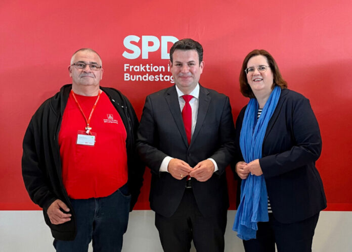 Die Bundestagsabgeordnete Kerstin Griese (SPD) mit Andrzej Wontka und Bundesarbeitsminister Hubertus Heil (SPD). Foto: Büro Griese