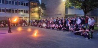 Am Abend wurde es feurig: Ein Jongleur zeigte seine Künste im Umgang mit brennenden Fackeln. Foto: FW Erkrath