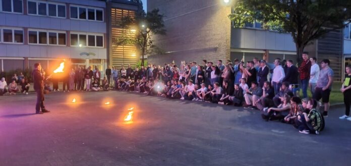 Am Abend wurde es feurig: Ein Jongleur zeigte seine Künste im Umgang mit brennenden Fackeln. Foto: FW Erkrath