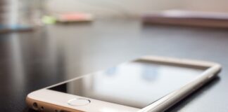 Ein Smartphone liegt auf einem Tisch. Foto: pixabay