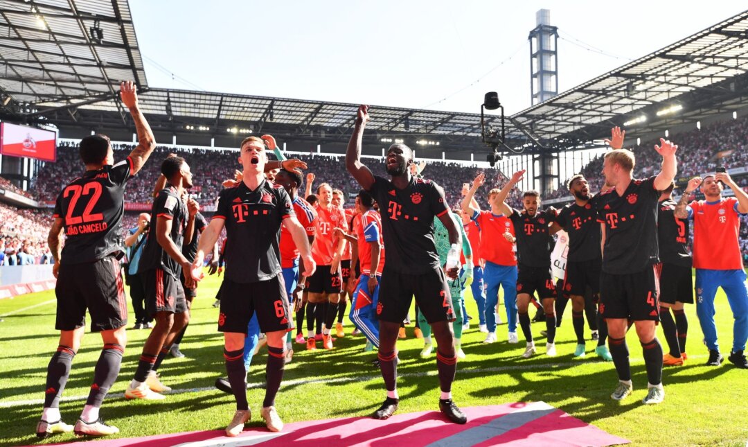 Bayerns Spieler jubeln nach dem Gewinn der deutschen Meisterschaft.