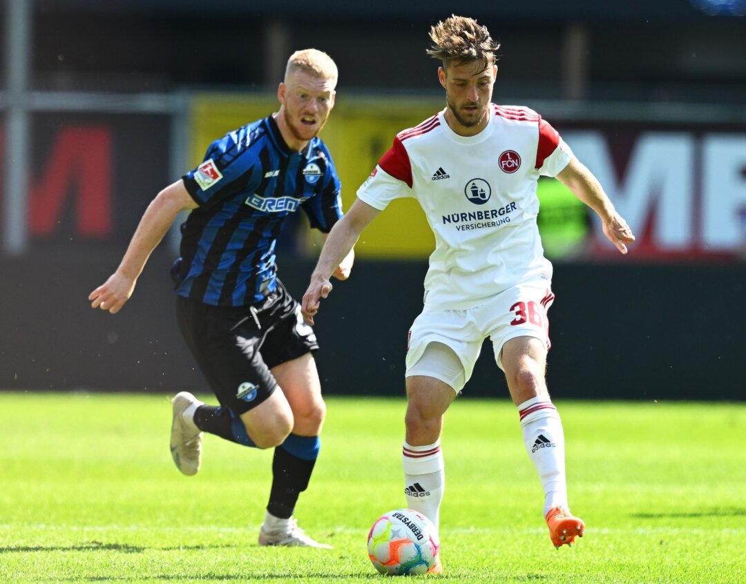 Paderborns Kai Klefisch (l) und Nürnbergs Lukas Schleimer kämpfen um den Ball.