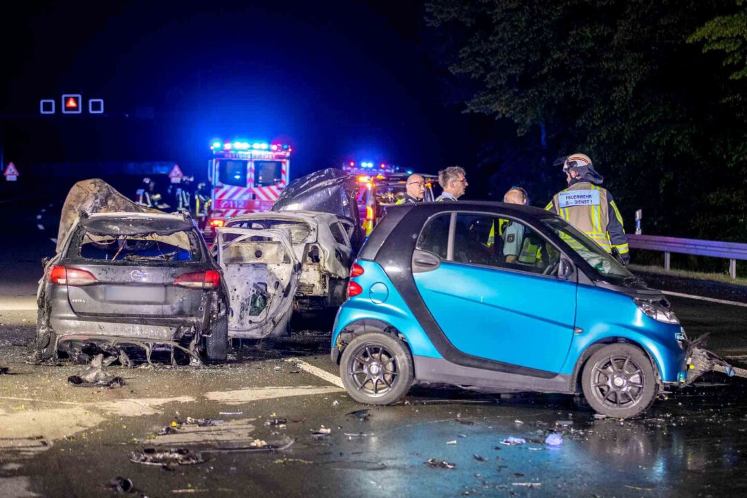 Feuerwehr und Polizei sind an einer Unfallstelle auf der Autobahn 43 (A43) im Einsatz. Bei einem Verkehrsunfall mit fünf Autos auf der A43 bei Bochum sind 17 Menschen verletzt worden - einer davon lebensgefährlich.