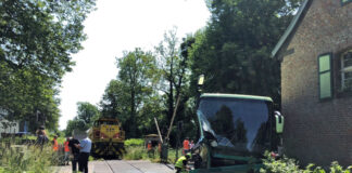 Bei dem Zusammenstoß wurde der Reisebus schwer beschädigt. Foto: Polizei