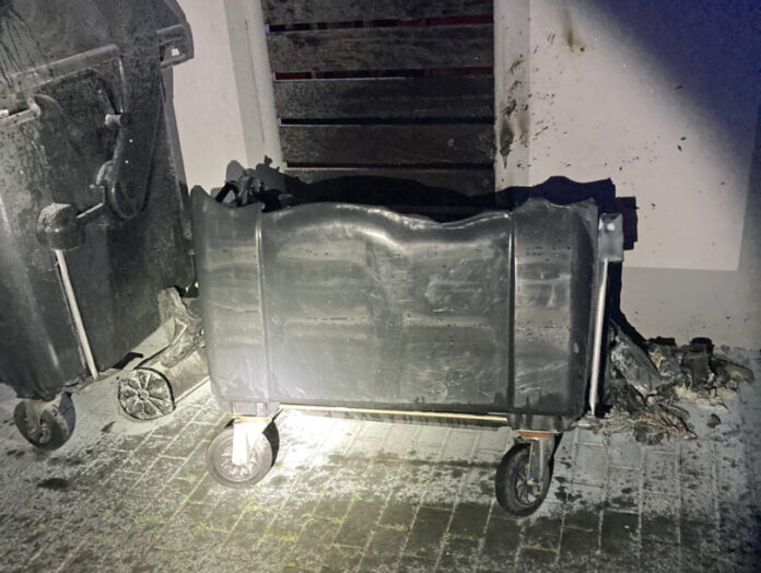 Die teilweise abgebrannte Mülltonne. Foto: Polizei