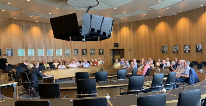 Im Fraktionssaal der CDU standen die Ratinger Abgeordneten Elisabeth Müller-Witt (SPD) und Dr. Jan Heinisch (CDU) den Jonges Rede und Antwort. Foto: Ratinger Jonges