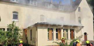 Rauch dringt aus dem alten Schulgebäude. Foto: Feuerwehr Velbert