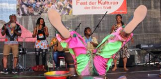 Auf der Bühne gibt es ein abwechslungsreiches Musik- und Tanzprogramm. Foto: Stadt Ratingen/Archiv