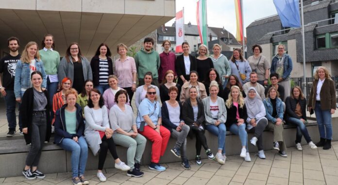Nach ihrer Fortbildung gibt es jetzt 34 zertifizierte Kinderschutzfachkräfte, die in den Ratinger Kindertageseinrichtungen beratend tätig werden können. Foto: Stadt Ratingen
