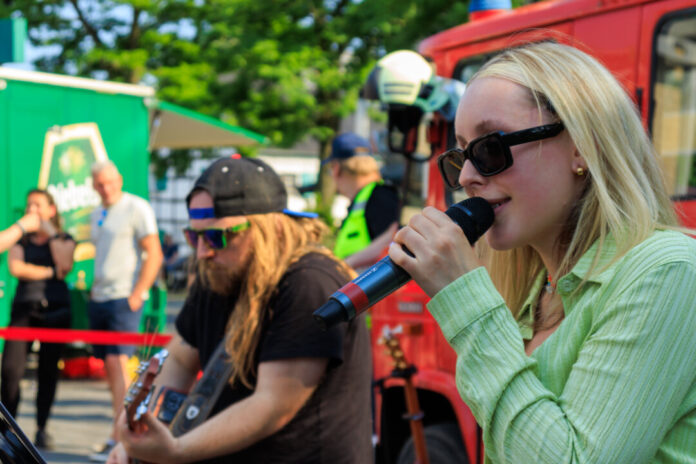 Insgesamt sieben Stunden dauert das Konzert auf dem Langenfelder Marktplatz. Foto: Benefizgranaten