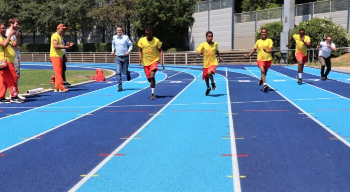Die Sportler des Special-Olympics-Teams von Äthiopien, die sich am Dienstag und Mittwoch in Ratingen auf die World Games in Berlin vorbereitet haben, nahmen die neue Bahn im Stadion gemeinsam mit den Beigeordneten Patrick Anders (links) und Prof. Dr. Bert Wagener (rechts) symbolisch in Betrieb. Foto: Stadt Ratingen