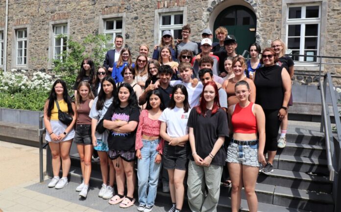 Erster Beigeordneter Patrick Anders (oben links) begrüßte im „Hochzeitsgarten“ vor dem Rathaus Schülerinnen und Schüler der Vermillion High School und des Dietrich-Bonhoeffer-Gymnasiums. Foto: Stadt Ratingen