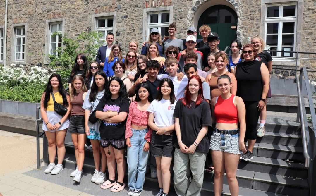 Erster Beigeordneter Patrick Anders (oben links) begrüßte im „Hochzeitsgarten“ vor dem Rathaus Schülerinnen und Schüler der Vermillion High School und des Dietrich-Bonhoeffer-Gymnasiums. Foto: Stadt Ratingen