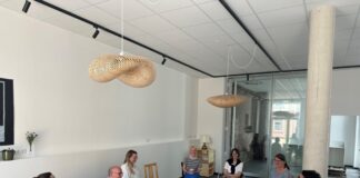 Peter Beyer im Gespräch mit dem SkF Ratingen über das Projekt "Wieder(sicher)wohnen" in den neuen Räumlichkeiten des "Forum.Lotsenpunkt" an der Düsseldorfer Straße. Foto: Büro Beyer