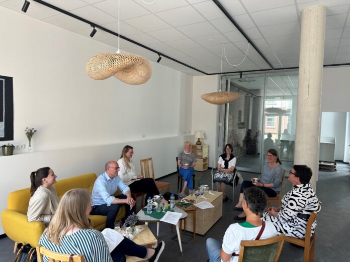 Peter Beyer im Gespräch mit dem SkF Ratingen über das Projekt "Wieder(sicher)wohnen" in den neuen Räumlichkeiten des "Forum.Lotsenpunkt" an der Düsseldorfer Straße. Foto: Büro Beyer