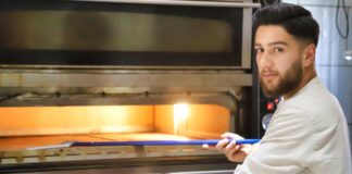 Berkan Kale ist der Inhaberin der Pizzeria: Er steht selbst am Ofen - und ist überzeugt von seinen Pizzen. Foto: Volkmann
