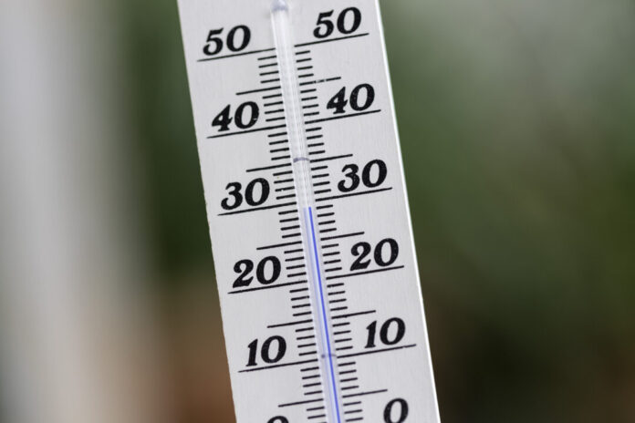 An heißen Tagen sollte man für Abkühlung sorgen. Foto: VZ NRW/adpic