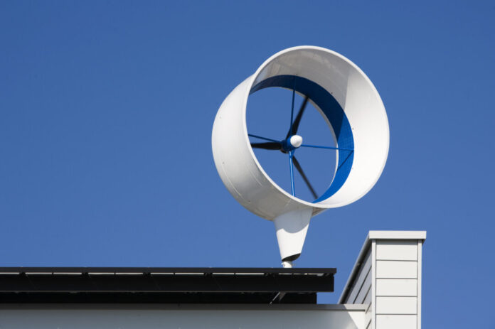 Ein Mini-Windrad auf einem Dach. Foto: erikdegraaf/fotolia.com