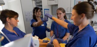 Regelmäßige Notfalltrainings mit moderner Simulationstechnik geben Sicherheit. Foto: Kaiserswerther Diakonie/Frank Elschner