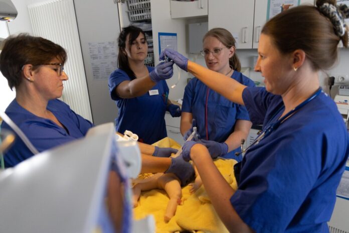 Regelmäßige Notfalltrainings mit moderner Simulationstechnik geben Sicherheit. Foto: Kaiserswerther Diakonie/Frank Elschner