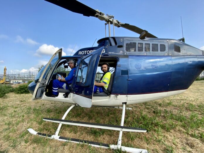 Ein erfahrenes Team fliegt dicht an den Leitungen entlang. Foto: Westnetz