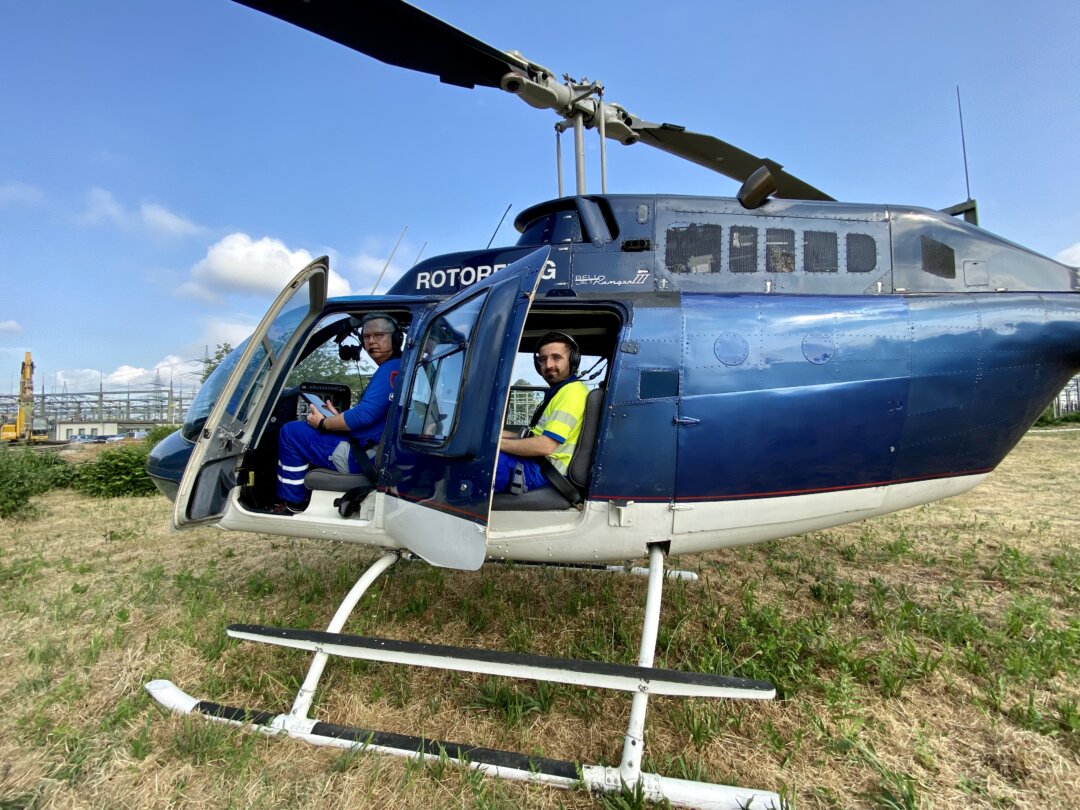 Ein erfahrenes Team fliegt dicht an den Leitungen entlang. Foto: Westnetz