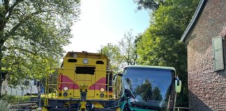 Ein Blick auf die Unfallstelle und den demolierten Reisebus. Foto: Feuerwehr Ratingen