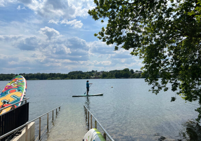 Barrierefrei gelangt man über eine Rampe bis ins Wasser. Foto: Naturarena Bergisches Land GmbH