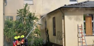Der Brand brach in einem alten Schulgebäude aus. Foto: Feuerwehr Velbert