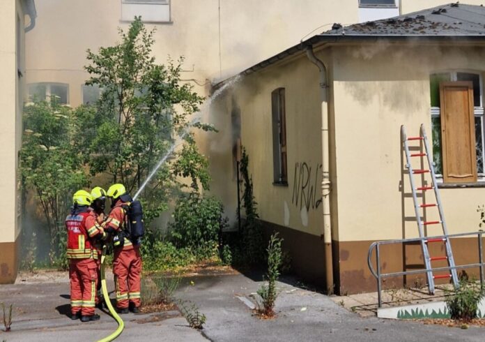 Der Brand brach in einem alten Schulgebäude aus. Foto: Feuerwehr Velbert